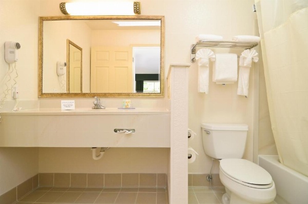 Quality Inn & Suites Biltmore East image 26