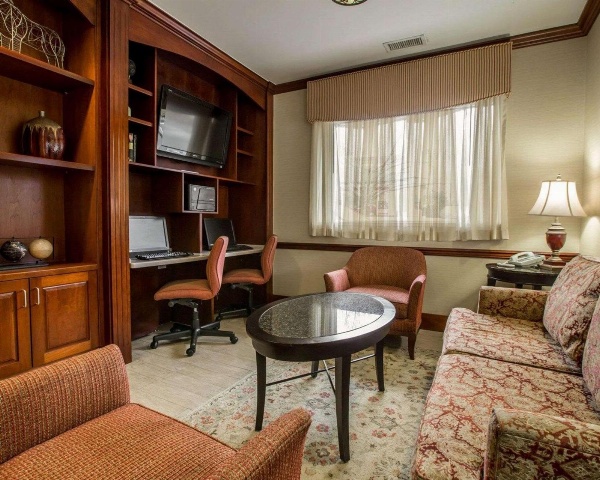 Quality Inn & Suites Biltmore East image 3